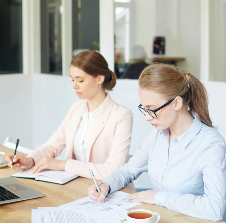 Candlestick chart with rising dashed trendline and grid
